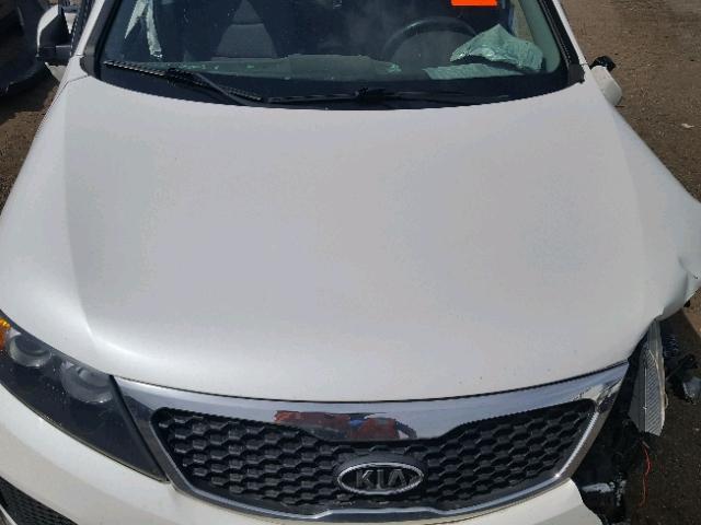 5XYKT3A15CG231905 - 2012 KIA SORENTO BA WHITE photo 7