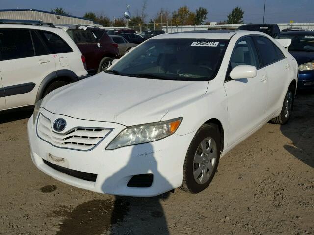 4T1BF3EK3BU586767 - 2011 TOYOTA CAMRY WHITE photo 2