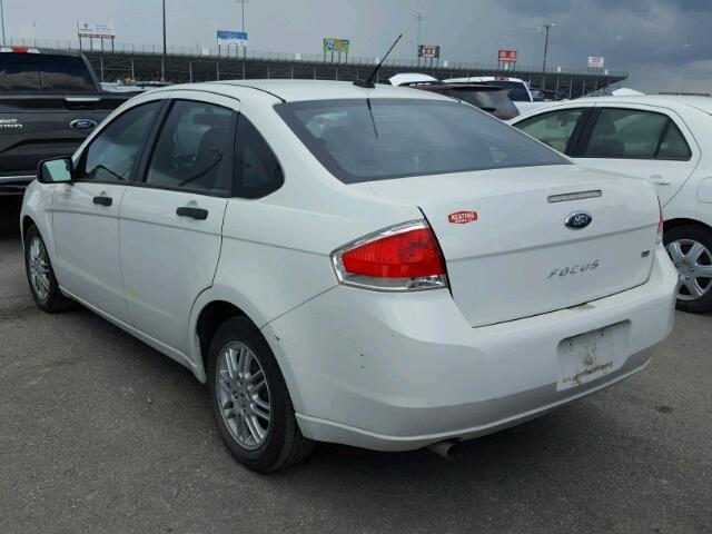 1FAHP3FN6AW111837 - 2010 FORD FOCUS SE WHITE photo 3