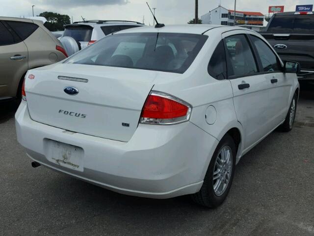 1FAHP3FN6AW111837 - 2010 FORD FOCUS SE WHITE photo 4