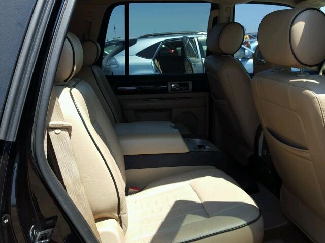 5LMFU27595LJ25010 - 2005 LINCOLN NAVIGATOR შავი ფოტო 6