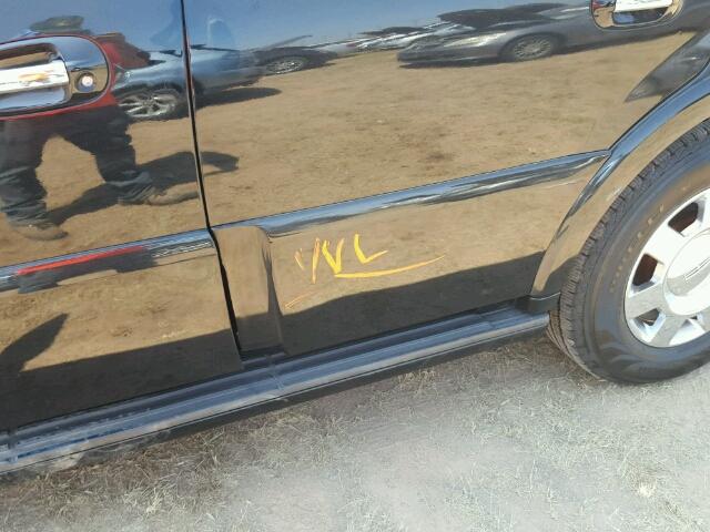 5LMFU27595LJ25010 - 2005 LINCOLN NAVIGATOR შავი ფოტო 9