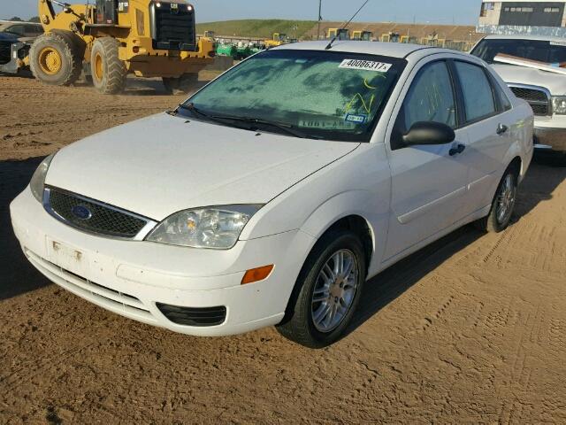 1FAFP34NX7W183272 - 2007 FORD FOCUS ZX4 WHITE photo 2