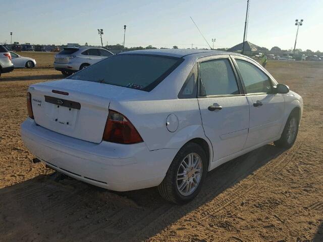 1FAFP34NX7W183272 - 2007 FORD FOCUS ZX4 WHITE photo 4