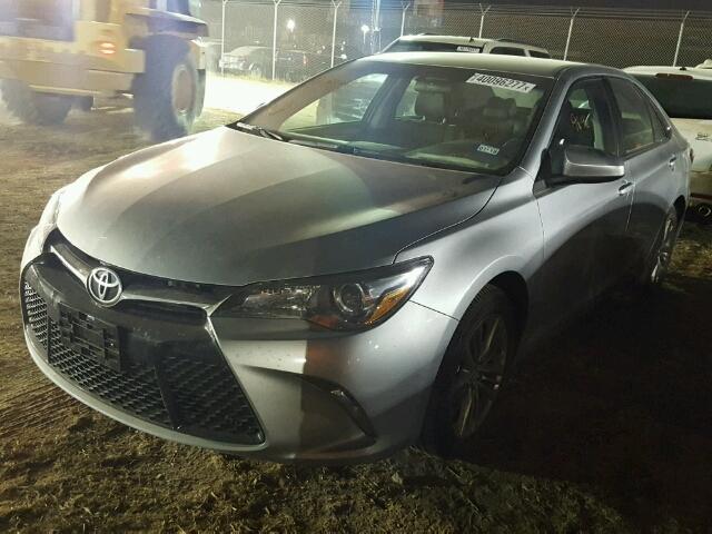 4T1BF1FK2HU335752 - 2017 TOYOTA CAMRY LE ვერცხლისფერი ფოტო 2