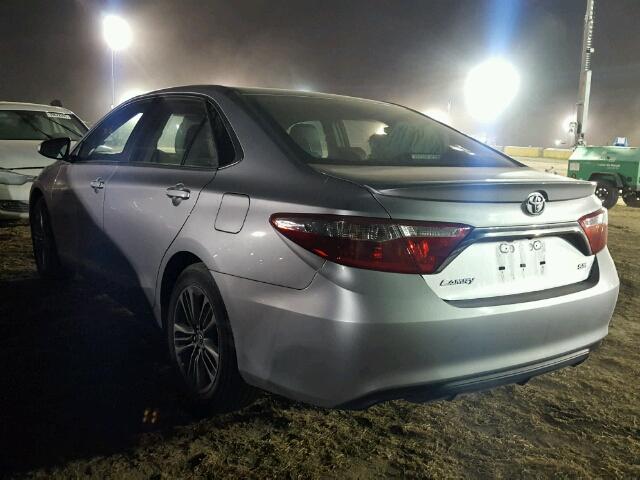 4T1BF1FK2HU335752 - 2017 TOYOTA CAMRY LE ვერცხლისფერი ფოტო 3