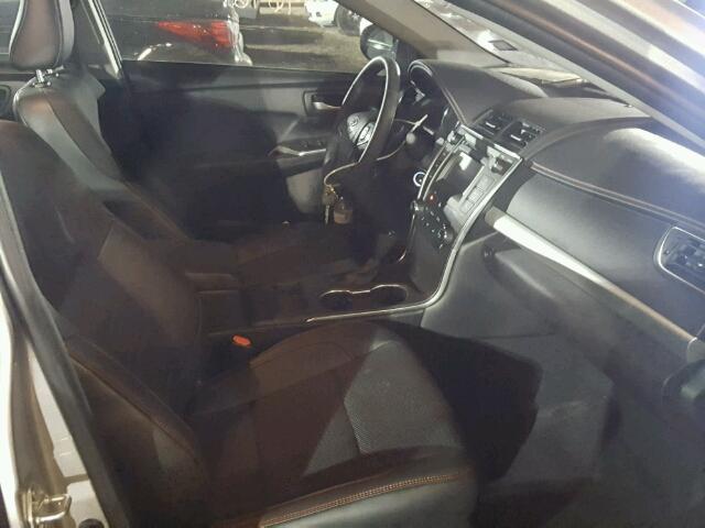 4T1BF1FK2HU335752 - 2017 TOYOTA CAMRY LE ვერცხლისფერი ფოტო 5