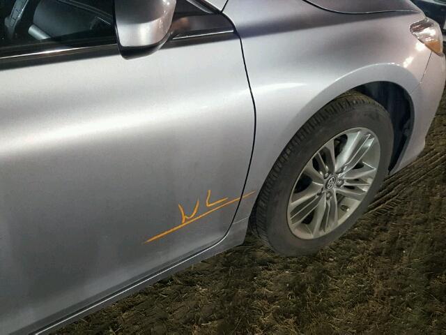 4T1BF1FK2HU335752 - 2017 TOYOTA CAMRY LE ვერცხლისფერი ფოტო 9