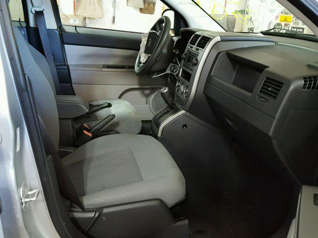 1J8FF47W47D170092 - 2007 JEEP COMPASS SILVER photo 5