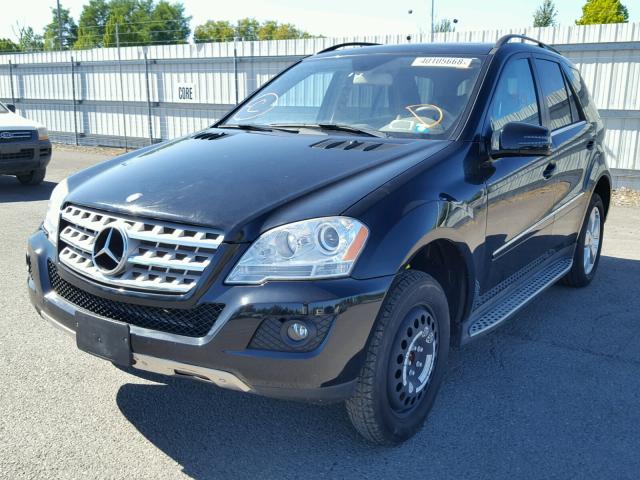 4JGBB8GB8BA702259 - 2011 MERCEDES-BENZ ML 350 4MA BLACK photo 2