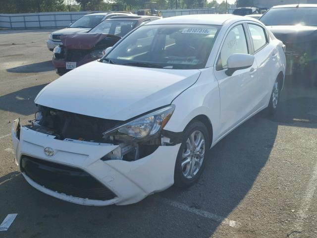 3MYDLBZV9GY111134 - 2016 TOYOTA SCION IA WHITE photo 2