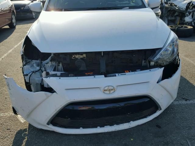 3MYDLBZV9GY111134 - 2016 TOYOTA SCION IA WHITE photo 9