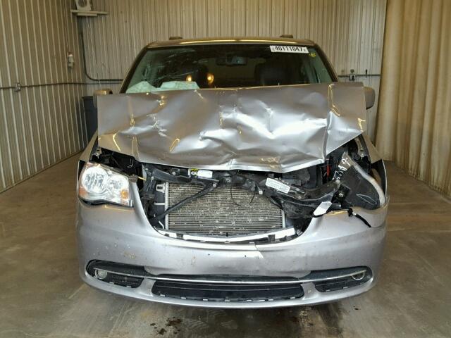 2C4RC1BG3ER386747 - 2014 CHRYSLER TOWN & COU SILVER photo 9