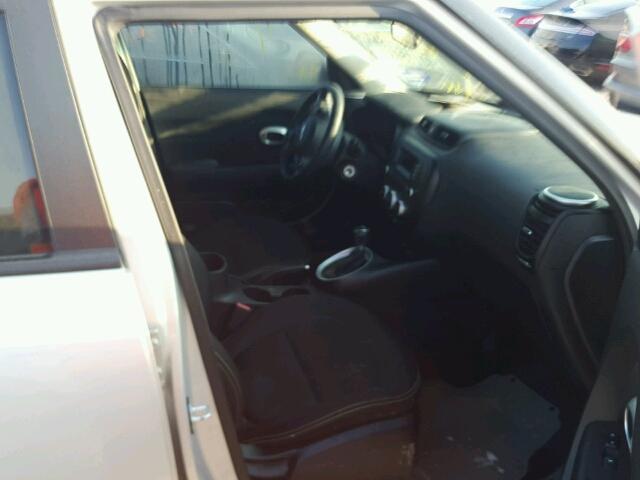 KNDJP3A57F7770367 - 2015 KIA SOUL + SILVER photo 5