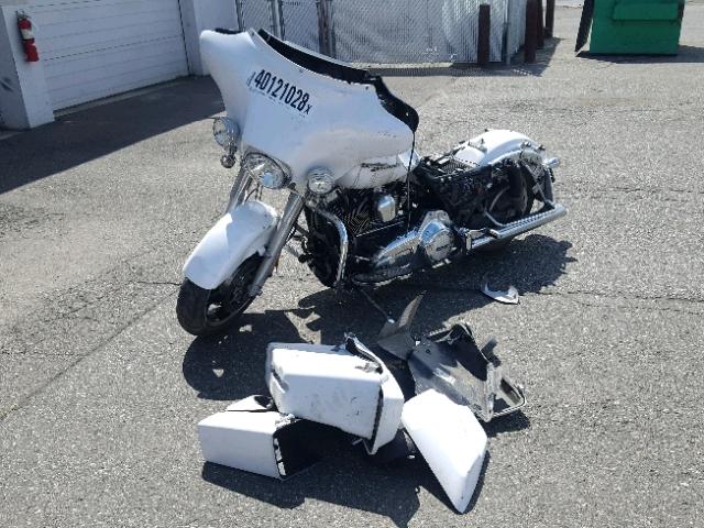 1HD1KBM11BB656534 - 2011 HARLEY-DAVIDSON FLHX WHITE photo 2