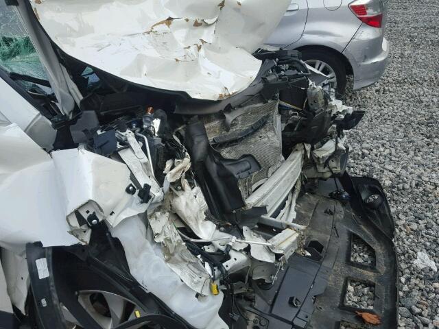 5J6RM4H77EL109902 - 2014 HONDA CR-V WHITE photo 9