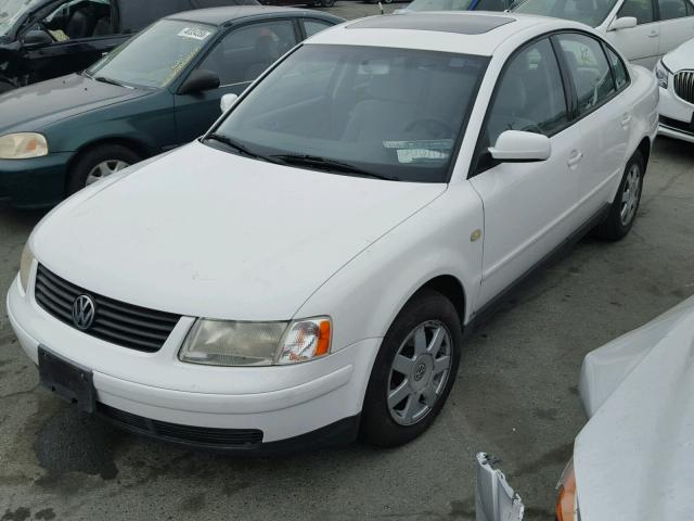 WVWMD23B4YE138802 - 2000 VOLKSWAGEN PASSAT GLS WHITE photo 2