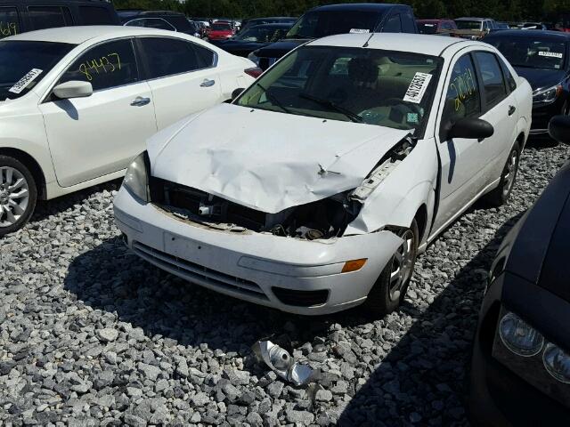 1FAFP34N15W173758 - 2005 FORD FOCUS WHITE photo 2