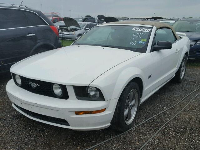 1ZVFT85H565127205 - 2006 FORD MUSTANG WHITE photo 2