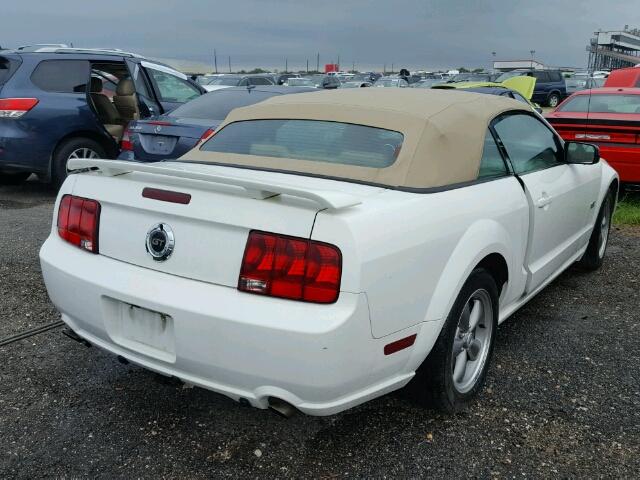 1ZVFT85H565127205 - 2006 FORD MUSTANG WHITE photo 4