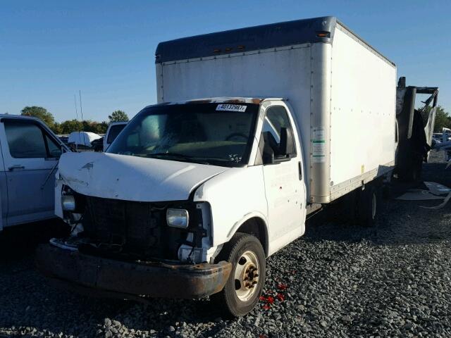 1GDJG31V651908252 - 2005 GMC SAVANA WHITE photo 2