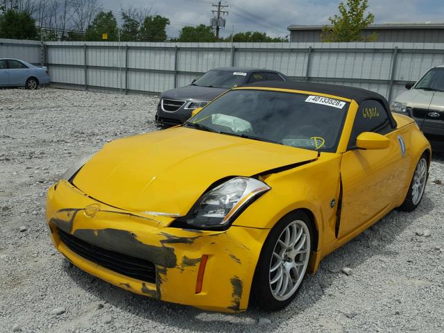 JN1AZ36A95M750527 - 2005 NISSAN 350Z ROADS YELLOW photo 2