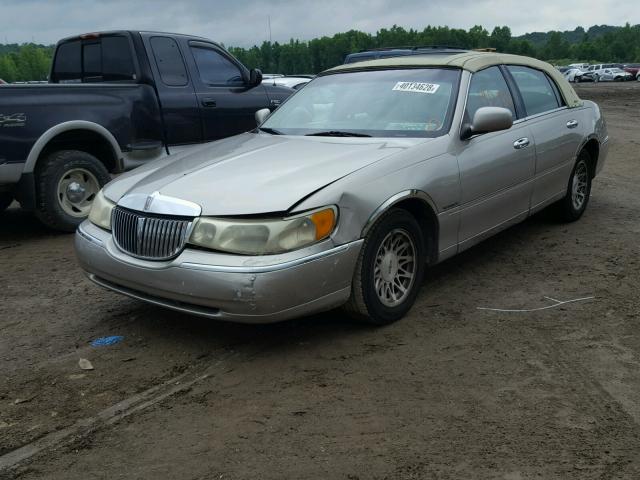 1LNFM82W0XY612219 - 1999 LINCOLN TOWN CAR S BEIGE photo 2