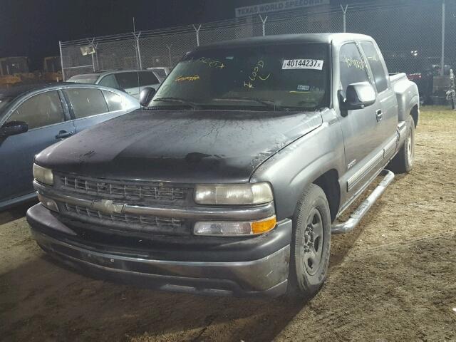 2GCEC19TX21271168 - 2002 CHEVROLET SILVERADO GRAY photo 2