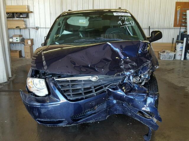 2A4GP54L96R756141 - 2006 CHRYSLER TOWN & COU BLUE photo 9