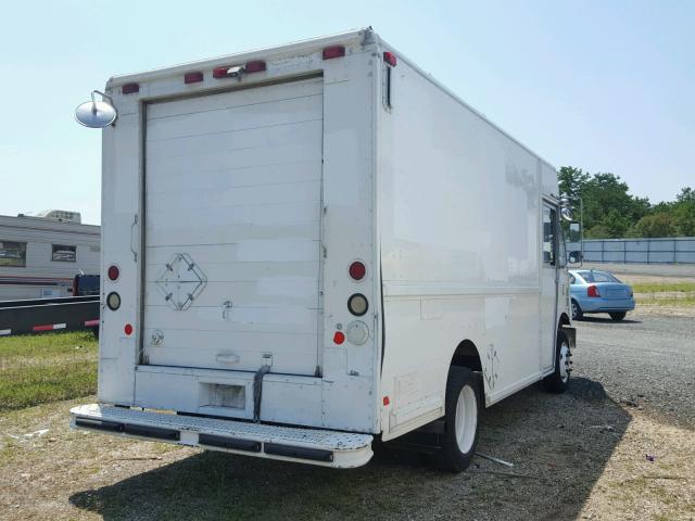 4UZAANBW71CJ22172 - 2001 FREIGHTLINER CHASSIS M WHITE photo 4