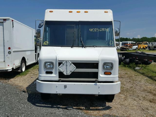 4UZAANBW71CJ22172 - 2001 FREIGHTLINER CHASSIS M WHITE photo 9