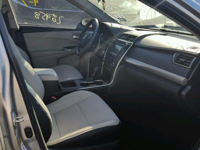 4T1BF1FK7GU256415 - 2016 TOYOTA CAMRY LE ვერცხლისფერი ფოტო 5