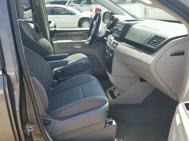 2V4RW4D10AR407068 - 2010 VOLKSWAGEN ROUTAN S ნაცრისფერი ფოტო 5