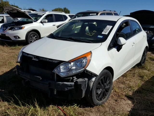 KNADM5A34E6382031 - 2014 KIA RIO WHITE photo 2