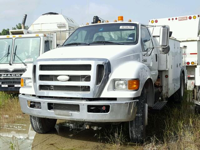 3FRXF75T69V109319 - 2009 FORD F750 SUPER WHITE photo 2