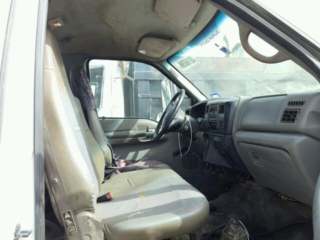 3FRXF75T69V109319 - 2009 FORD F750 SUPER WHITE photo 5