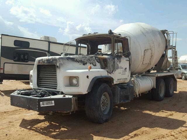 1M2B221C3XM025318 - 1999 MACK 600 DM600 WHITE photo 2