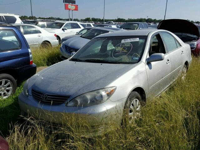 4T1BE32K75U395915 - 2005 TOYOTA CAMRY LE SILVER photo 2