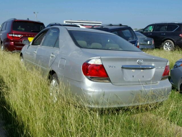 4T1BE32K75U395915 - 2005 TOYOTA CAMRY LE SILVER photo 3