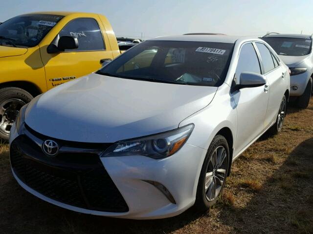 4T1BF1FK5FU049701 - 2015 TOYOTA CAMRY WHITE photo 2