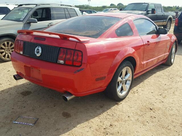 1ZVHT82H385125565 - 2008 FORD MUSTANG RED photo 4