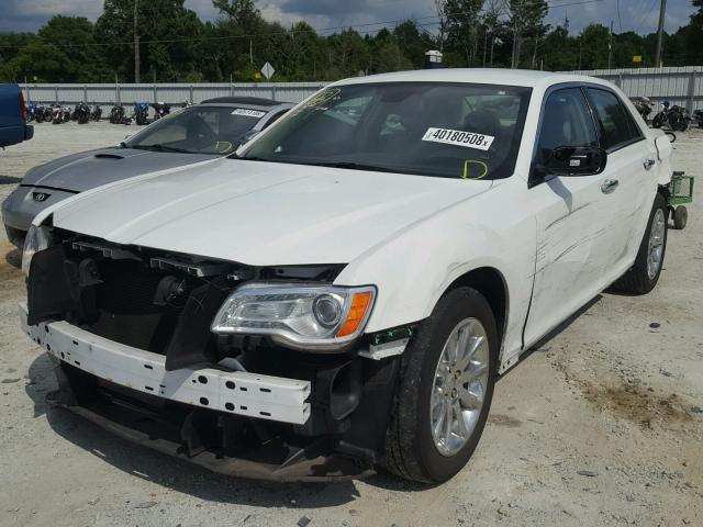 2C3CA6CTXBH580413 - 2011 CHRYSLER 300C WHITE photo 2