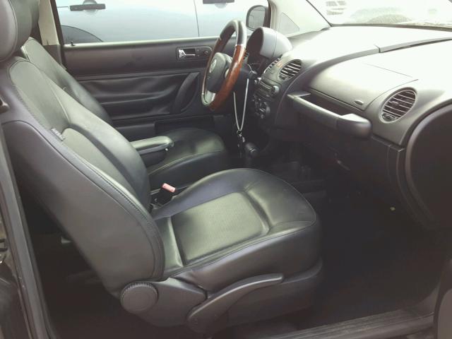 3VWPG3AG5AM015130 - 2010 VOLKSWAGEN NEW BEETLE 黑色 照片 5