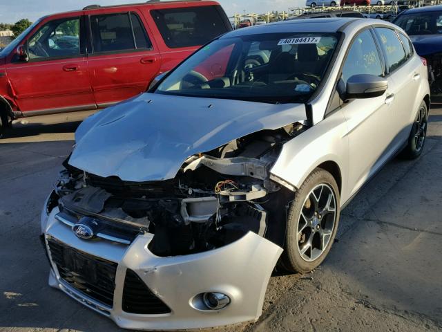 1FAHP3K27CL451160 - 2012 FORD FOCUS SE SILVER photo 2