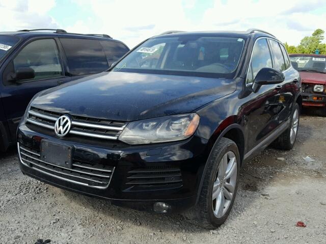 WVGEP9BP0DD004317 - 2013 VOLKSWAGEN TOUAREG V6 BLACK photo 2