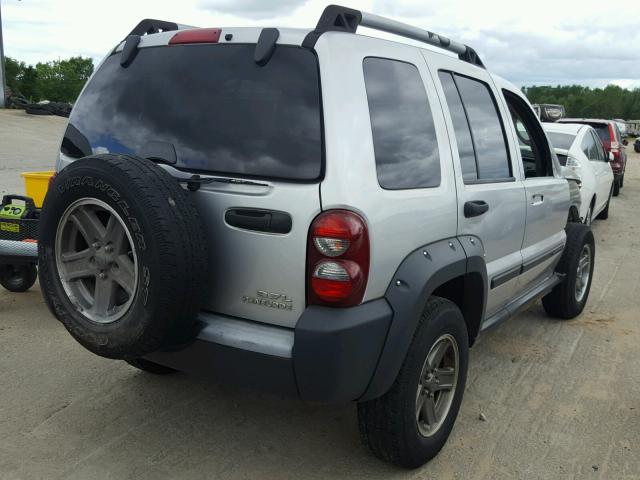 1J4GL38K05W726386 - 2005 JEEP LIBERTY RE SILVER photo 4