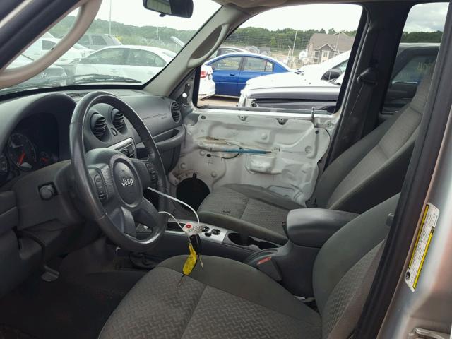 1J4GL38K05W726386 - 2005 JEEP LIBERTY RE SILVER photo 5