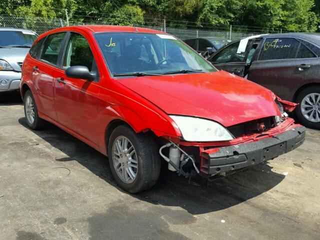 3FAFP37N35R132806 - 2005 FORD FOCUS ZX5 RED photo 1