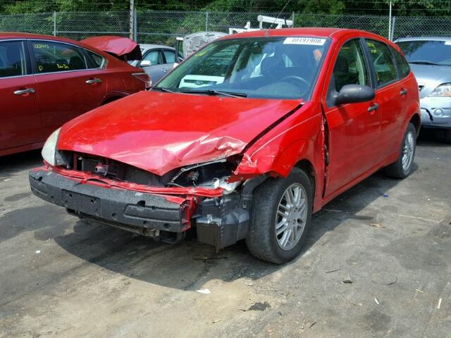 3FAFP37N35R132806 - 2005 FORD FOCUS ZX5 RED photo 2