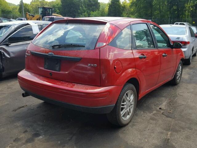 3FAFP37N35R132806 - 2005 FORD FOCUS ZX5 RED photo 4